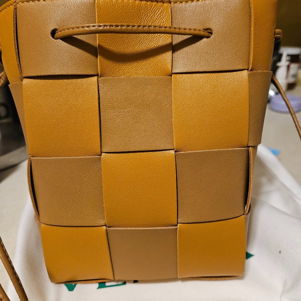 NWOT  ***100% AUTHENTIC*** Bottega Veneta Cassette Intreccio bucket bag (small)